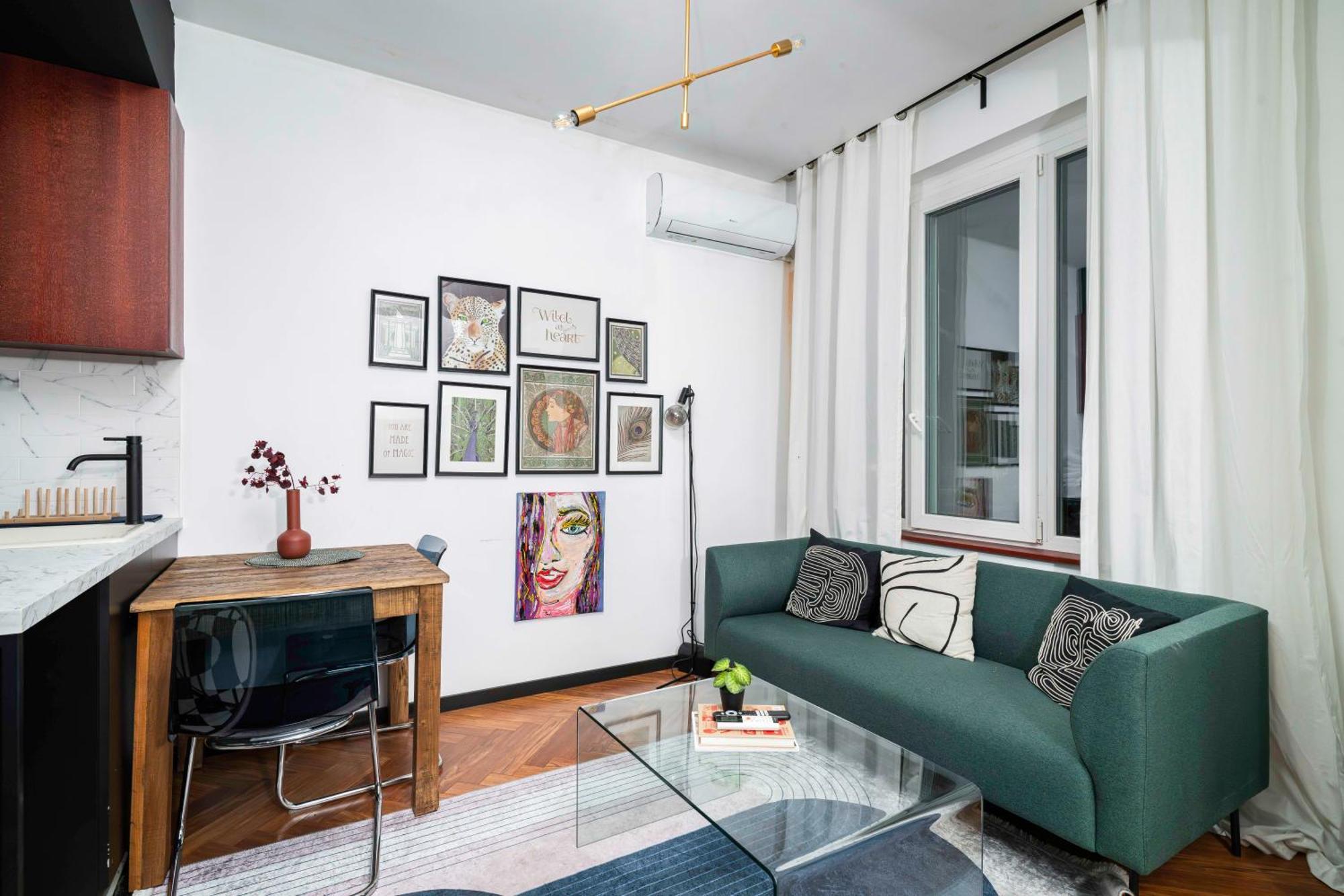 Art-inspired Flat With Private Garage *